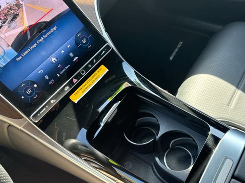 Used 2025 Mercedes-Benz GLC 300 4MATIC image 27