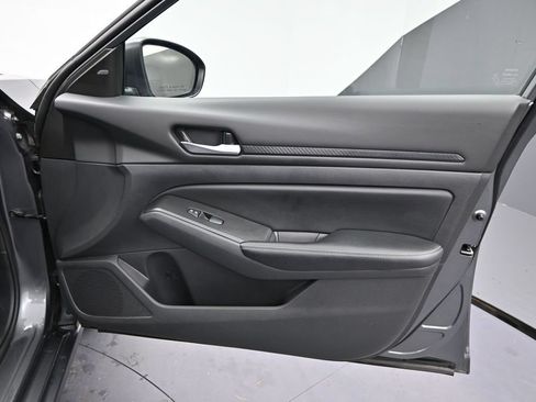 Used 2024 Nissan Altima 2.5 SV FWD image 8