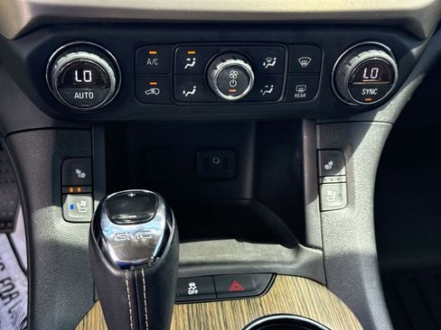 Used 2019 GMC Acadia Denali w/ Technology Package AWD/4WD image 32