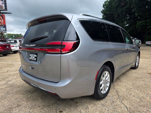 Used 2021 Chrysler Pacifica Touring-L FWD image 5