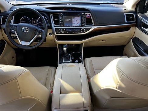 Used 2018 Toyota Highlander Limited image 9