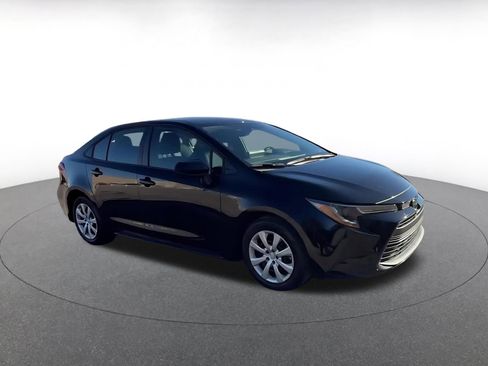 Used 2025 Toyota Corolla LE image 2