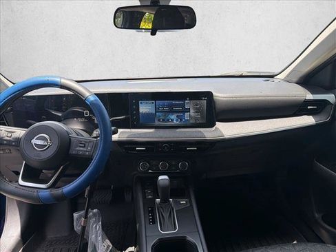 Used 2025 Nissan Kicks SV FWD image 9