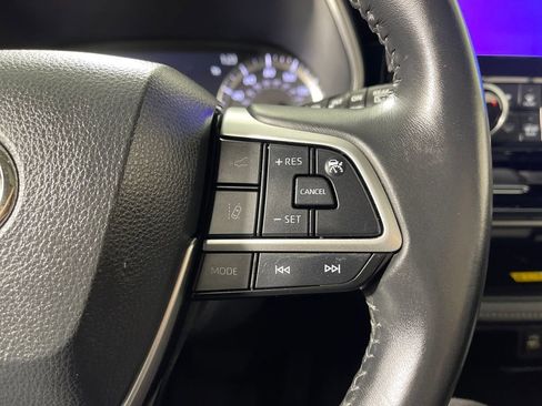 Used 2023 Toyota Highlander XLE image 30