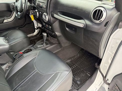 Used 2015 Jeep Wrangler Unlimited Sahara w/ Connectivity Group AWD/4WD image 23