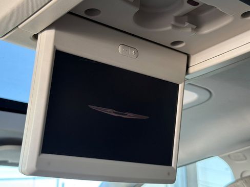 Used 2012 Chrysler Town & Country Touring-L w/ Entertainment Group #2 FWD image 16