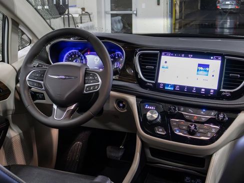 Used 2023 Chrysler Pacifica Limited image 11