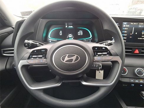 Certified 2025 Hyundai Elantra SE image 18