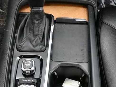 Used 2021 Volvo XC90 T6 Momentum image 22