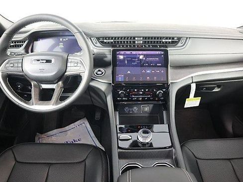 New 2025 Jeep Grand Cherokee Limited w/ Luxury Tech Group II AWD/4WD image 8