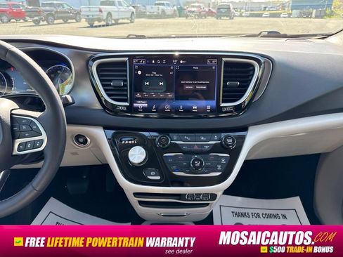Used 2024 Chrysler Pacifica Touring-L FWD image 15