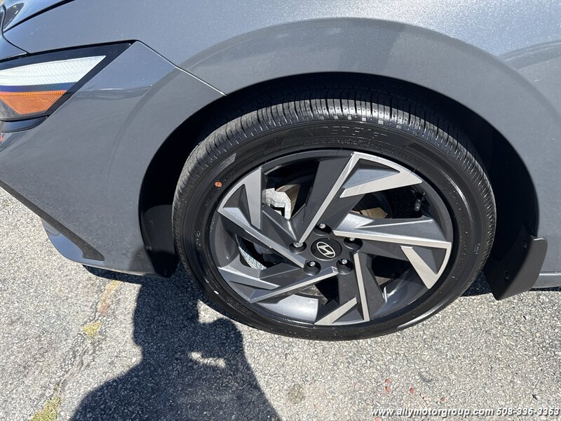Used 2024 Hyundai Elantra Limited FWD image 9