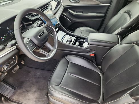 Used 2023 Jeep Grand Cherokee 4WD 4xe w/ Luxury Tech Group II image 13