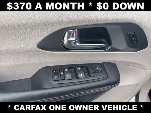 Used 2023 Chrysler Pacifica Touring-L image 11