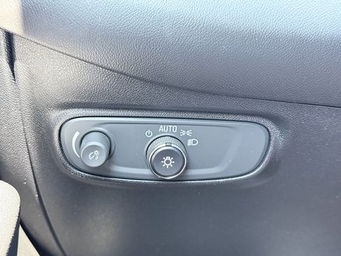Used 2018 Chevrolet Equinox LT FWD image 12