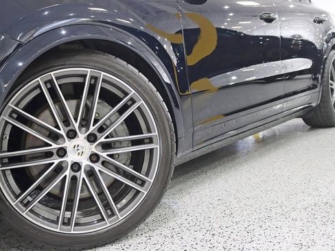 Used 2023 Porsche Cayenne S AWD/4WD image 4