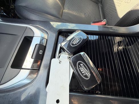 Used 2018 Land Rover Discovery Sport SE image 19