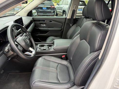 Certified 2025 Honda Pilot Touring image 14