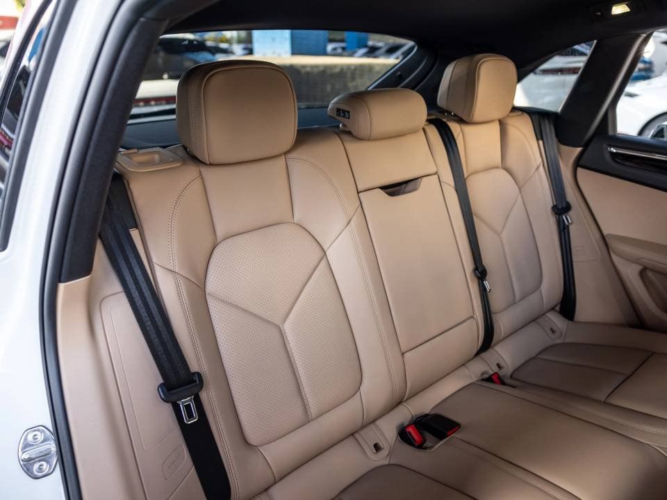 Certified 2026 Porsche Macan AWD/4WD image 33