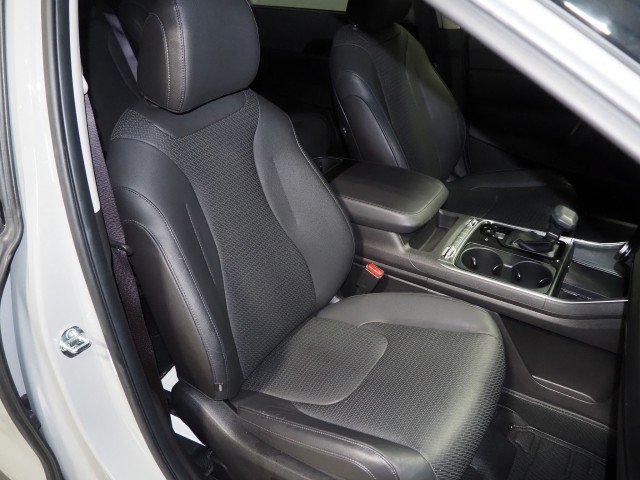 Used 2025 Kia Carnival SX Prestige FWD image 2