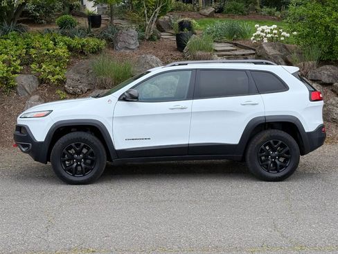 Used 2015 Jeep Cherokee Trailhawk w/ Comfort/Convenience Group AWD/4WD image 2