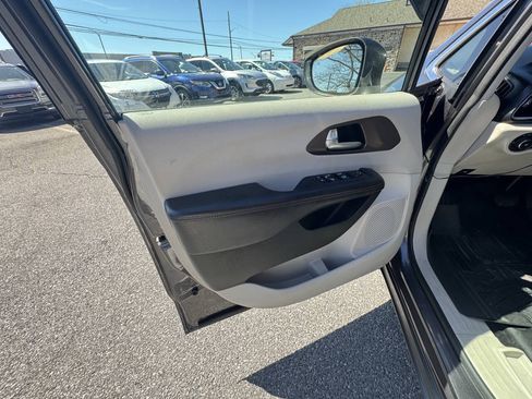 Used 2017 Chrysler Pacifica Touring-L Plus w/ Advanced Safetytec Group FWD image 31