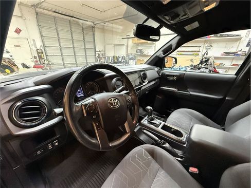 Used 2017 Toyota Tacoma TRD Off-Road AWD/4WD image 21