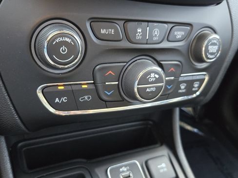 Used 2021 Jeep Cherokee Limited w/ Elite Package FWD image 18