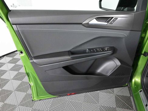 Certified 2025 Volkswagen Taos SE AWD/4WD image 17