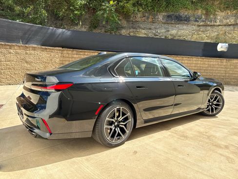 Used 2026 BMW 760i xDrive w/ Premium Package image 3
