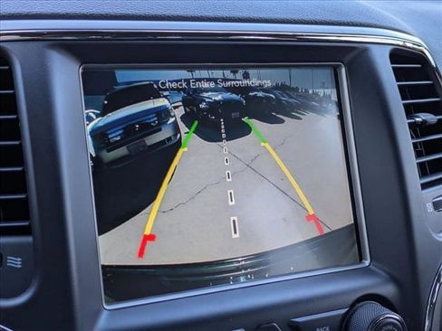 Used 2017 Jeep Grand Cherokee Altitude RWD image 13
