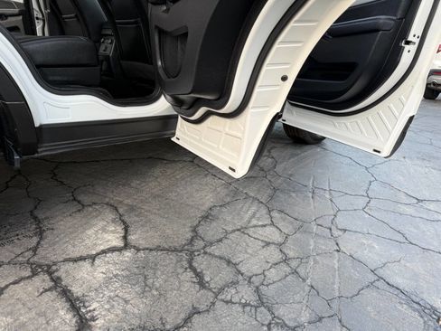 Used 2016 Ford Explorer XLT w/ Equipment Group 202A image 9