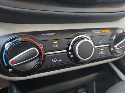 Certified 2025 Kia Soul LX w/ LX Technology Package FWD image 16