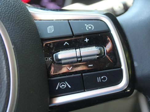 Certified 2024 Kia Carnival LX FWD image 35
