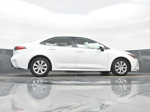 Used 2025 Toyota Corolla LE image 31