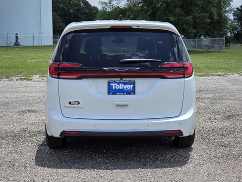 New 2027 Chrysler Pacifica Select FWD image 5