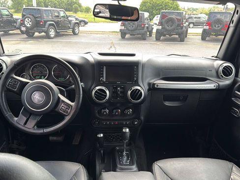 Used 2018 Jeep Wrangler Unlimited Sahara w/ Connectivity Group AWD/4WD image 3