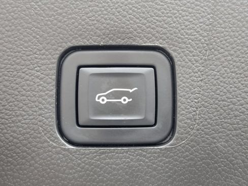 Used 2023 Chevrolet Traverse LT FWD image 16