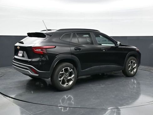Used 2025 Chevrolet Trax LT w/ LT Convenience Package FWD image 2