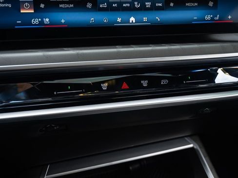 Used 2023 BMW i7 xDrive60 AWD/4WD image 28