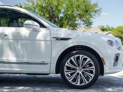 Used 2021 Bentley Bentayga AWD/4WD image 11