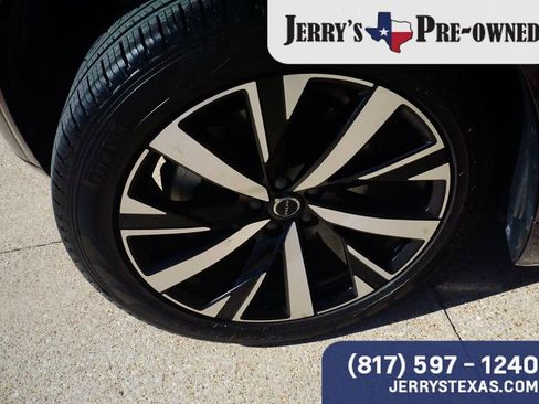Used 2025 Volvo XC90 B6 Core w/ Protection Package Premier AWD/4WD image 9