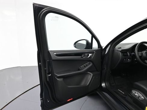 Used 2026 Porsche Macan AWD/4WD image 16