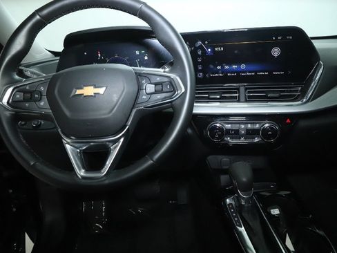 Used 2025 Chevrolet Trax LT w/ Driver Confidence Package FWD image 28