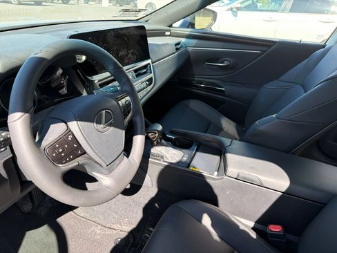 Used 2024 Lexus ES 350 w/ Premium Package FWD image 4