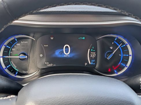 Used 2023 Chrysler Pacifica Touring-L FWD image 25