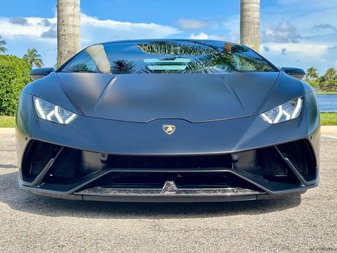 Used 2018 Lamborghini Huracan Performante AWD/4WD image 3