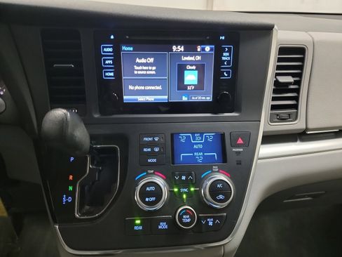 Used 2016 Toyota Sienna LE image 21