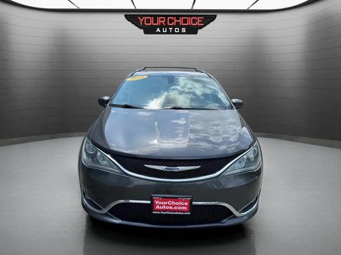 Used 2018 Chrysler Pacifica Touring-L image 8