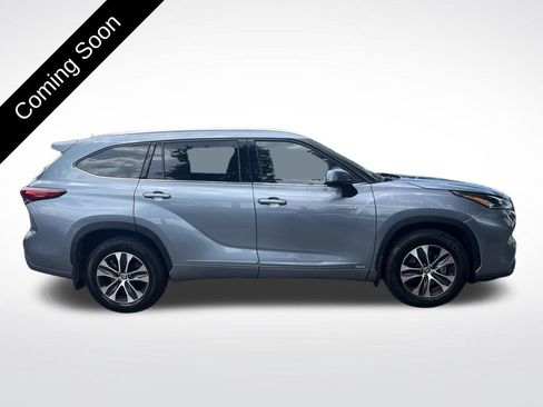 Used 2021 Toyota Highlander XLE AWD/4WD image 4